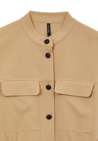 Beige Jacke aus glattem Material, mit runder Kragen, zwei Fronttaschen und schwarzen Knopfverschlüssen.