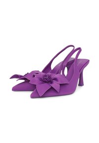 Tacchi slingback viola con punta affusolata, caratterizzati da una grande decorazione floreale sulla punta e una finitura in satin testurizzato.