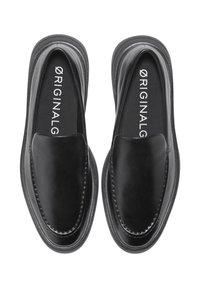 Mocasines de cuero negro sin cordones con puntas redondeadas y costuras visibles, vistos desde arriba sobre un fondo blanco.