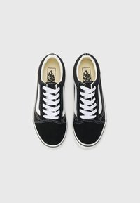 Schwarze Wildledersneaker mit weißen Schnürsenkeln, weißen seitlichen Akzenten und kontrastierendem weißen Nähten. Abgerundete Zehenpartie und Gummisohle.