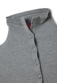 Grau gestreifter Pullover mit hohem Kragen und fünf grauen Knöpfen. Verfügt über ein rotes und schwarzes Etikett im Inneren des Kragens. Weiche Textur.