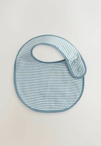 BIB de bebé a rayas azules y blancas, hecho de tela suave. Presenta una forma ovalada con un cierre de botón en la parte superior y un borde texturizado.