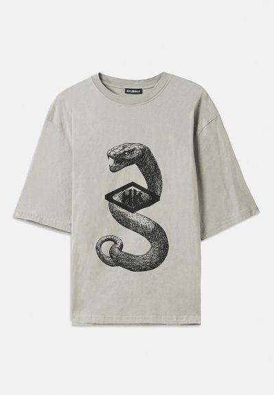 Grå bomulls T-skjorte med svart grafikk av en slange som er krøllet rundt en diamantform, med korte ermer og rund hals.