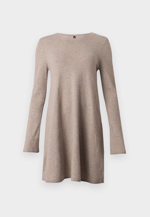 Robe à manches longues, en forme évasée, de couleur beige, en tissu doux avec un col rond. Présente une coupe décontractée et des manches fuselées.