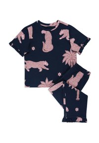 Conjunto de pijama de algodón con un fondo azul marino y patrones de animales y plantas en rosa. Camiseta de manga corta con puños con volantes y pantalones a juego.