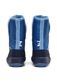 Blaue und marineblaue wasserdichte Stiefel mit einem weichen Stoff-Obermaterial, elastischem oberen Rand, strukturierten Gummisohlen und kleinen Markenetiketten an den Seiten.