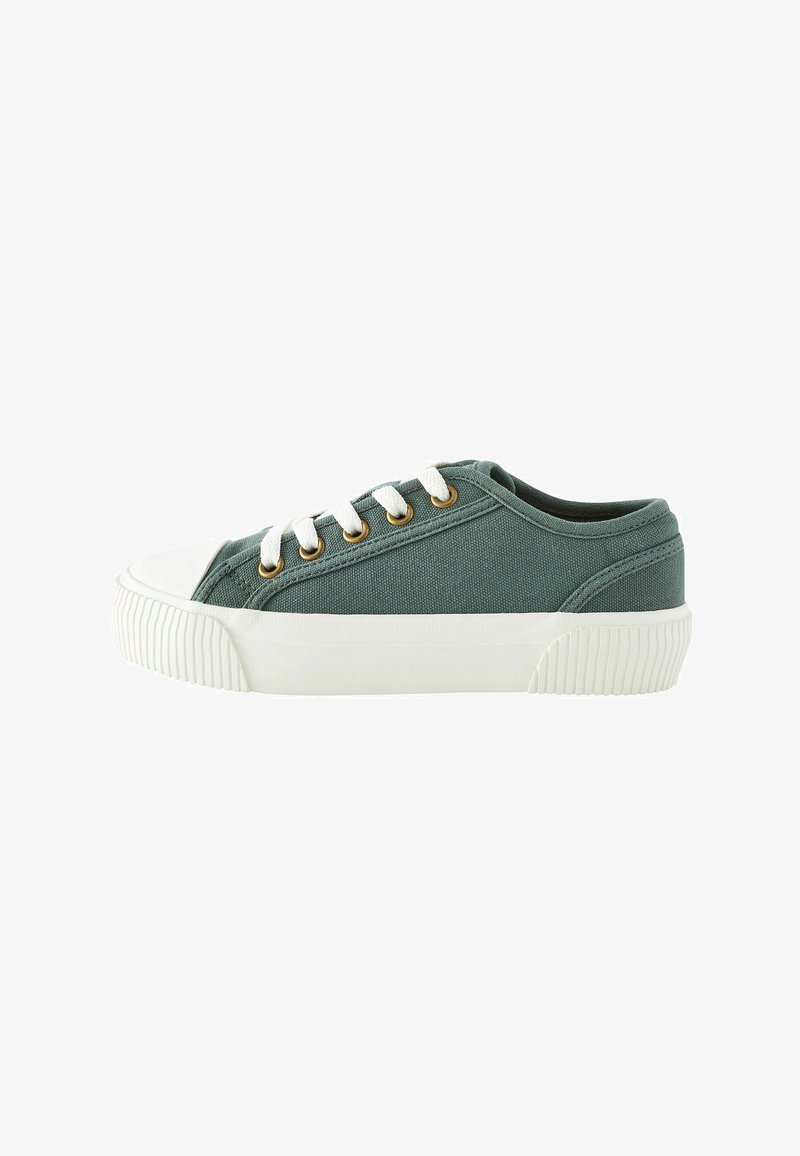 Sneaker verde in tela con suola e punta in gomma bianca. Presenta lacci bianchi e occhielli in metallo dorato lungo i lati per una chiusura sicura.