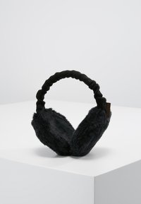 Orejeras de piel de color negro con una textura de felpa, que cuentan con una diadema de tela retorcida y una pequeña etiqueta de logo en el lateral.