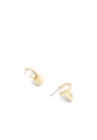 Pendientes de aro en tono dorado con acentos en forma de corazón, que cuentan con un acabado pulido y un cierre trasero seguro.