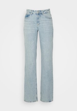 Jeans de denim azul claro, de cintura alta, com corte reto, apresentando cinco bolsos e detalhes de desbotamento sutis no tecido.