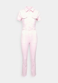 Rosa denimjumpers med korta ärmar, två bröstfickor, bälte vid midjan och avsmalnande ben, med knäppning framtill.