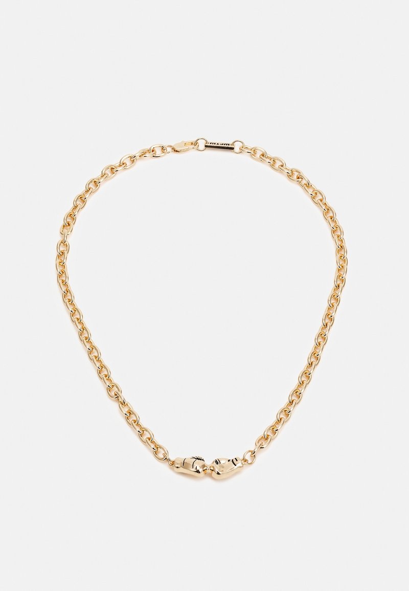 Collier chaîne en or avec fermoir entrelacé en forme de main sur fond blanc uni.
