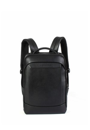 Mochila de cuero negro con correas de hombro acolchadas y asa superior, forma rectangular y bolsillo delantero con cremallera.