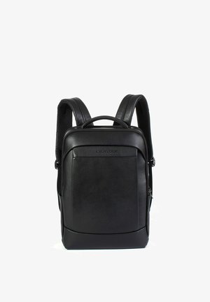 Schwarzer Leder-Rucksack mit gepolsterten Schulterriemen und Tragegriff oben, rechteckige Form und vordere Reißverschlusstasche.