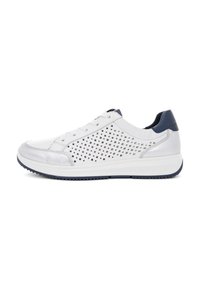 Zapatilla de cuero blanca con diseño perforado, acentos en azul marino, puntera redonda, suela blanca plana y cordones. Superficie texturizada para un mejor agarre.