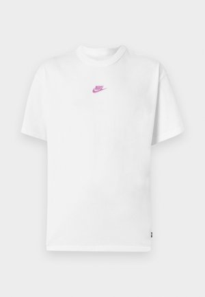 Λευκό κοντομάνικο μπλουζάκι Nike με μικρό ροζ λογότυπο στο κέντρο του στήθους και στρογγυλή λαιμόκοψη.