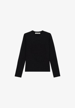 Zwarte langemouwen shirt van een gladde stof, met een ronde halslijn en een klein geborduurd logo op de linkerborst.