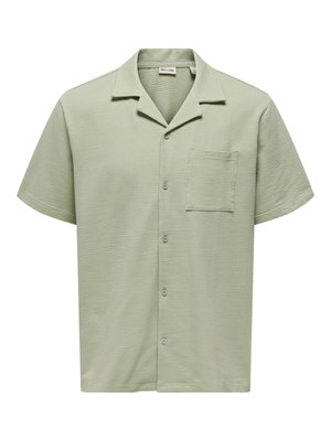 Chemise vert clair à manches courtes avec boutons, tissu texturé, col camp et poche poitrine.
