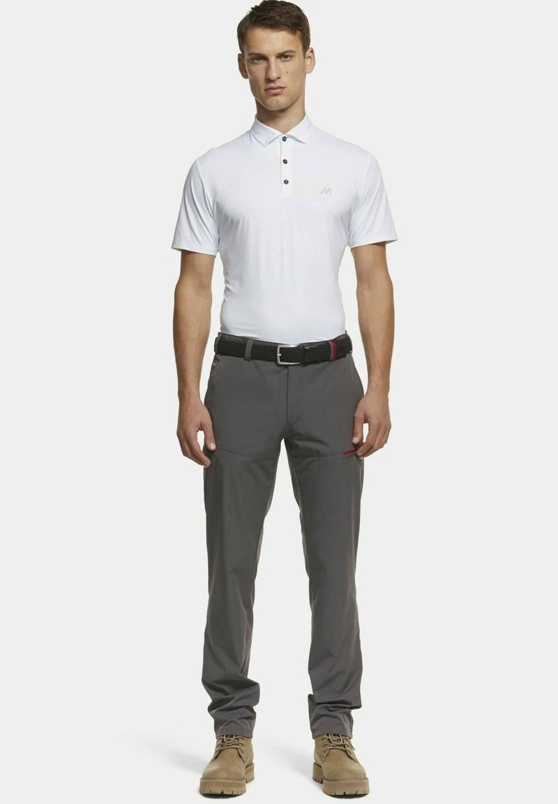 Weiße Polohemd mit Kragen und drei Knöpfen, kombiniert mit grauen Hosen mit Taschen und einem schwarzen geflochtenen Gürtel. Braune Schuhe vervollständigen das Outfit.
