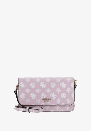 Sac bandoulière synthétique rose avec motif de logo blanc, ferrures dorées et bandoulière réglable. Comprend une fermeture à rabat et un bord contrastant noir.