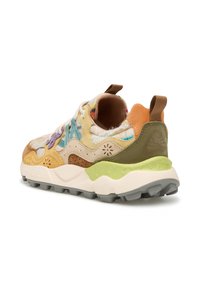 Sneaker multicolore con un mix di materiali in suede e tessuto, caratterizzata da una soletta imbottita, accenti testurizzati e un logo prominente sul tallone.