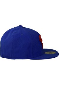 Gorra snapback azul de tela, con visera plana y detalles en rojo. El diseño destaca la marca prominente en el lateral.