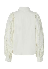 Hvit bluse med transparente, broderte bluse-ermer og klassisk krage. Har knapper på mansjettene og en glatt stoffkropp.
