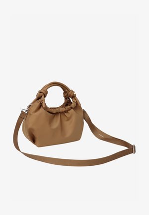 Sac pochette marron en matériau synthétique texturé, doté d'un dessus froncé, de poignées nouées et d'une bandoulière ajustable.