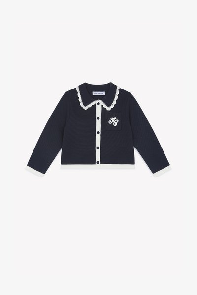 Cardigan blu navy con colletto di pizzo bianco, chiusura a bottone e taschino sul petto con monogramma. Tessuto a coste e polsini a contrasto.