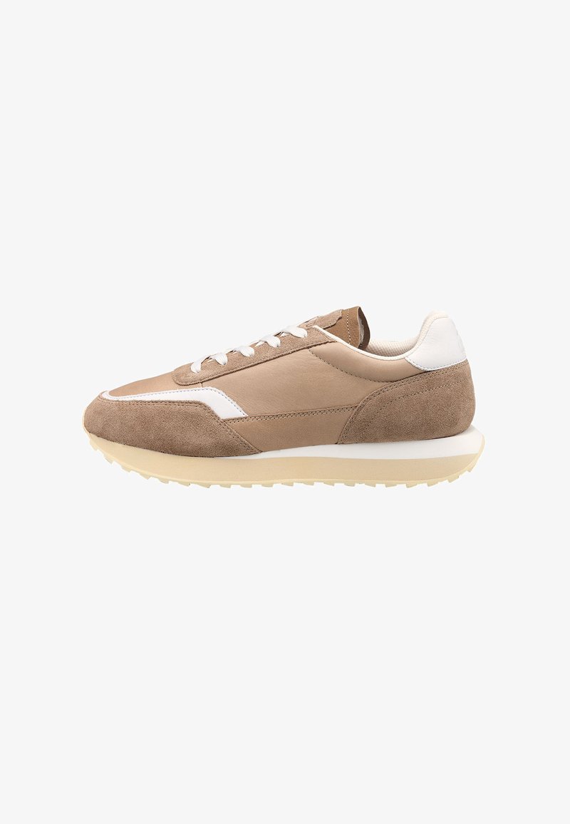 Sneaker in suede e pelle marroni con dettagli bianchi, lacci piatti e suola cremoso texturizzata, progettate per un uso casual.