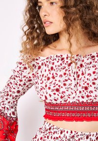 Apricot SARASA FLORAL CROPPED MILKMAID - Blus - white red