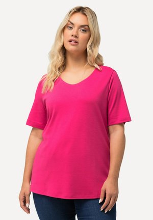 Roze T-shirt met korte mouwen en een brede V-hals, gemaakt van zachte stof, met een relaxte pasvorm en een gladde textuur.