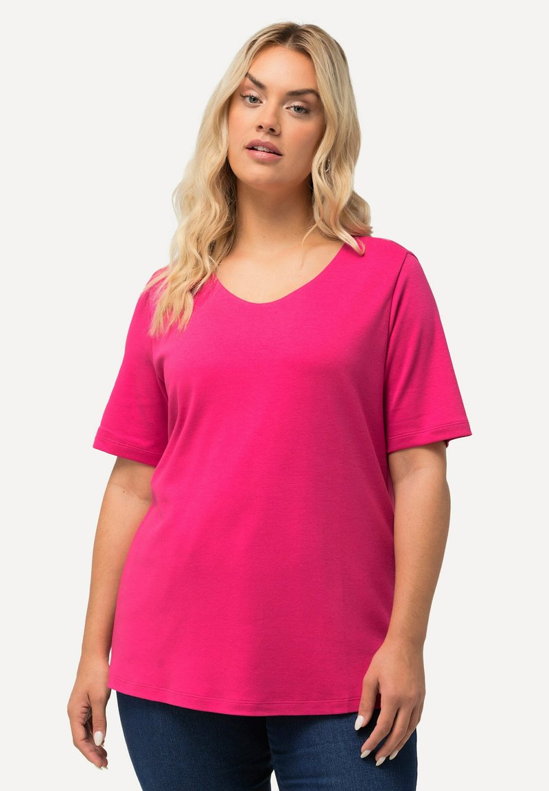 Roze T-shirt met korte mouwen en een brede V-hals, gemaakt van zachte stof, met een relaxte pasvorm en een gladde textuur.