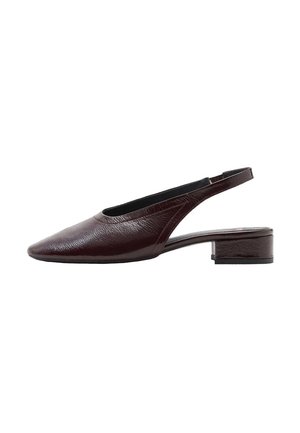 Ciemnobrązowy, skórzany but typu slingback z zaostrzonym noskiem i niskim, masywnym obcasem, pokazany z boku na białym tle.