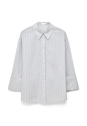 Valge pikkade varrukatega särk terava kraega ja peene halli ruudulise mustriga, paigutatud lamedalt valgele taustale.