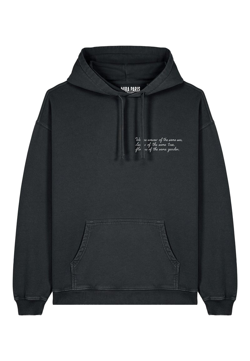 Un hoodie noir en coton doux, avec une poche frontale, des poignets côtelés et une capuche à cordon. Texte blanc sur la poitrine.