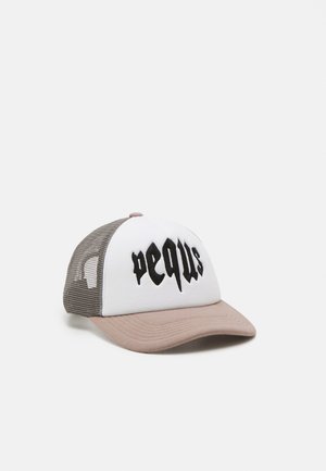 Lkw-Cap mit weißer Vorderseite, beigem Schirm und grauen Mesh-Seiten; mit "vequs" in fetter schwarzer Schrift. Strukturiertes Gewebe und strukturierte Form.