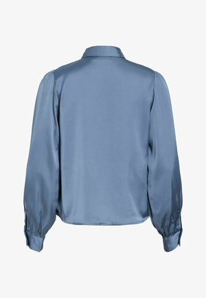 Světle modrá saténová halenka s dlouhým rukávem, klasickým límečkem, knoflíkovými manžetami a hladnými zády.