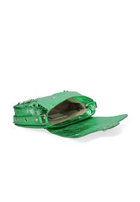 Borsa a mano metallica verde con un design strutturato, dotata di chiusura a patta, dettagli in metallo argentato e fodera interna beige.