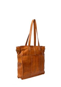 Sac fourre-tout en cuir marron avec deux poignées supérieures, forme rectangulaire, détails de couture visibles et une poche extérieure avec quincaillerie en laiton.