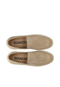 Scarpe slip-on in suede beige con punta arrotondata, texture morbida, suola in gomma bianca a contrasto e logo "BIANCO" sulla soletta.