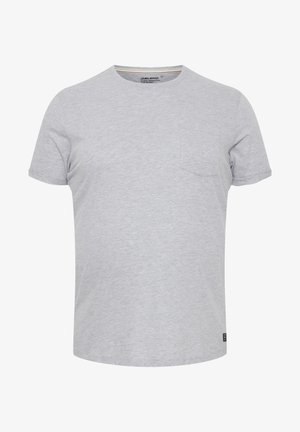 Lys grå kortærmet bomulds T-shirt med rund hals, lille brystlomme og et mærke nær bundens kant.