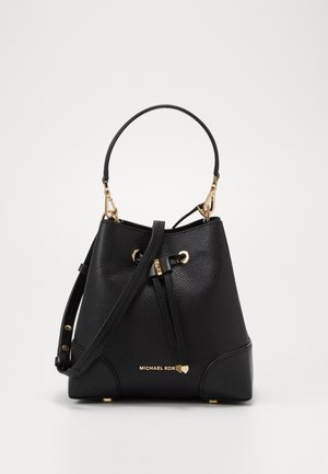 Schwarze Leder-Eimerhandtasche mit strukturiertem Finish, goldenen Hardware-Akzenten, Kordelzugverschluss und verstellbarem Schultergurt.