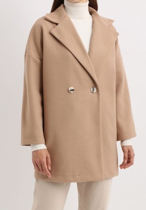 CUELLO DE SOLAPA Y CIERRE CON BOTONES - Abrigo corto - beige