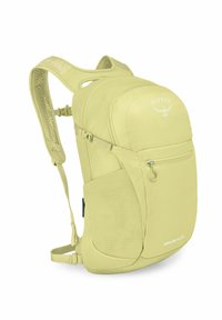 Mochila Osprey Daylite Plus en amarillo claro, con correas de hombro acolchadas, bolsillo frontal con cremallera y tejido texturizado.