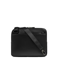 Zwarte leren boodschappentas met een strak rechthoekig ontwerp, verstelbare riem, voorvak en ritssluiting. Gladde textuur en minimale details.