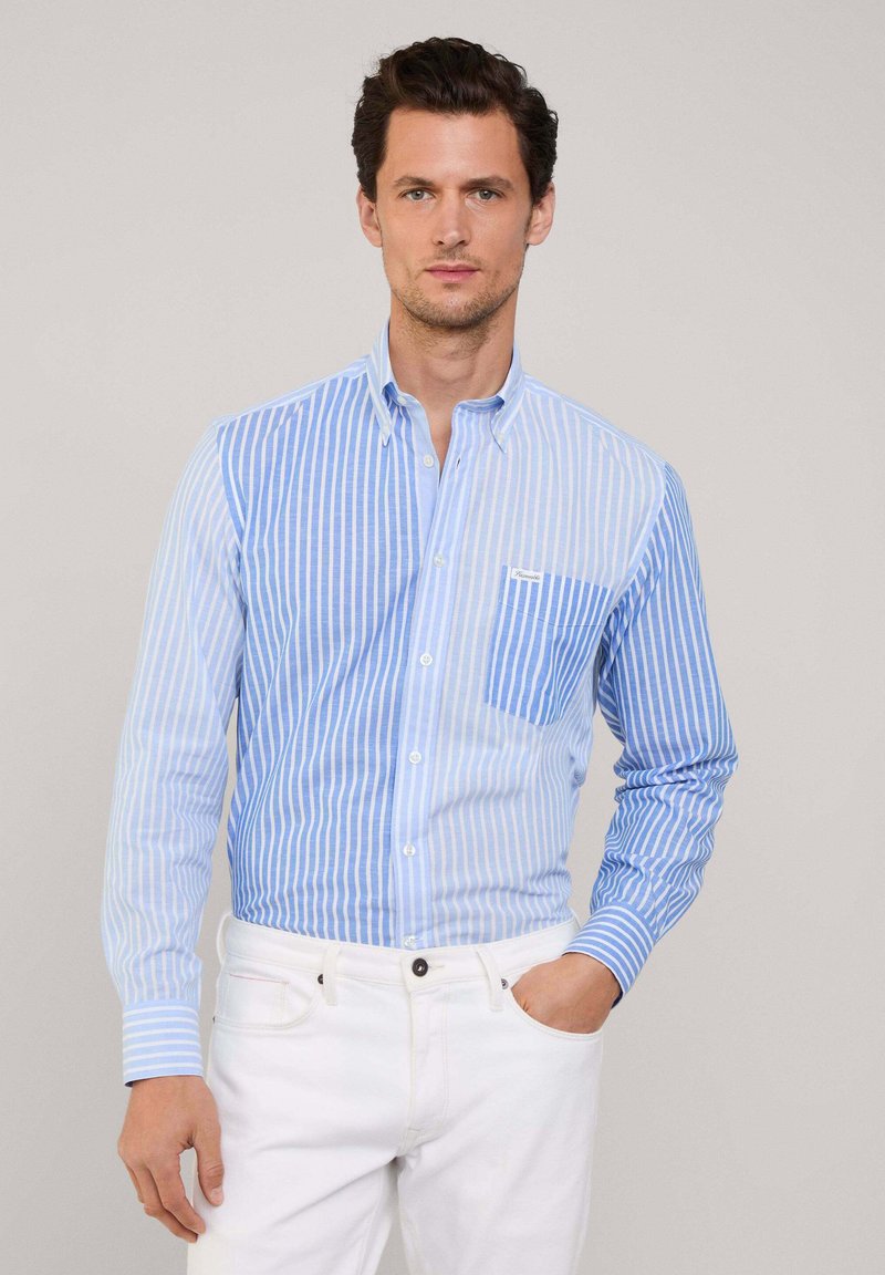 Camicia azzurro chiaro a righe con piccola tasca sul petto, realizzata in tessuto intrecciato, con colletto e chiusura a bottoni.