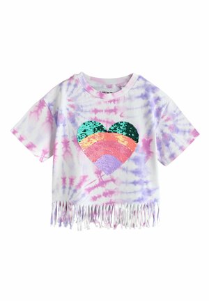 Krótki top tie-dye z krótkim rękawem w kolorach różowym, fioletowym i białym, z frędzlami na dole i cekinowym wzorem tęczowego serca na przodzie.