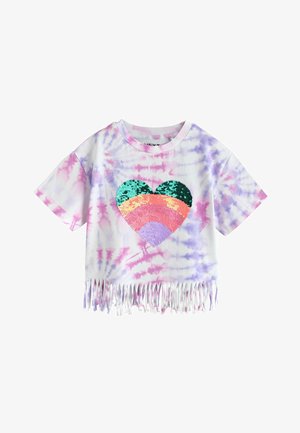 Kortærmet tie-dye croptop med lyserøde, lilla og hvide farver, frynset kant og palietternet regnbuehjerte foran.