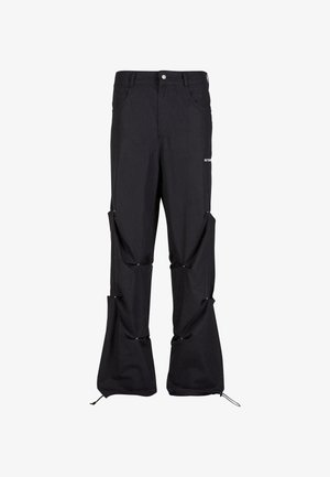 Zwarte cargo-broeken met afneembare secties, voorzien van knopen en trekkoorden aan de zoom. Gemaakt van duurzaam materiaal met een ontspannen pasvorm.